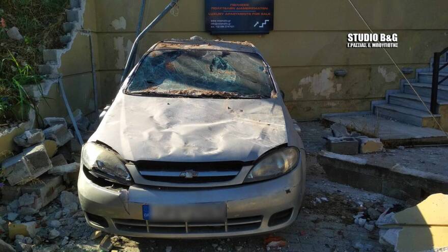 Τροχαίο στο Ναύπλιο: Τρελή πορεία ΙΧ - Γκρέμισε μάντρα και έπεσε σε σταθμευμένα οχήματα 