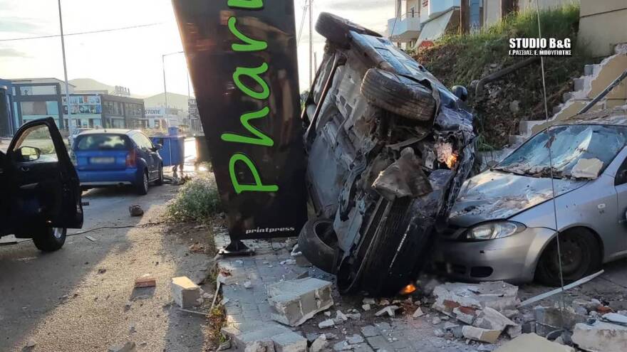 Τροχαίο στο Ναύπλιο: Τρελή πορεία ΙΧ - Γκρέμισε μάντρα και έπεσε σε σταθμευμένα οχήματα 