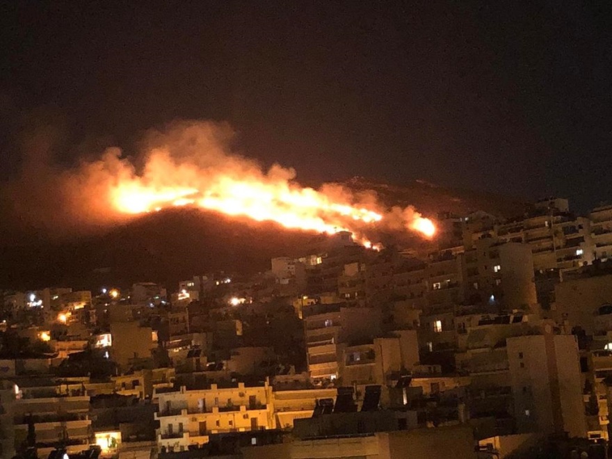 Φωτιά στο Σχιστό: Υπό μερικό έλεγχο, άνοιξαν οι δρόμοι