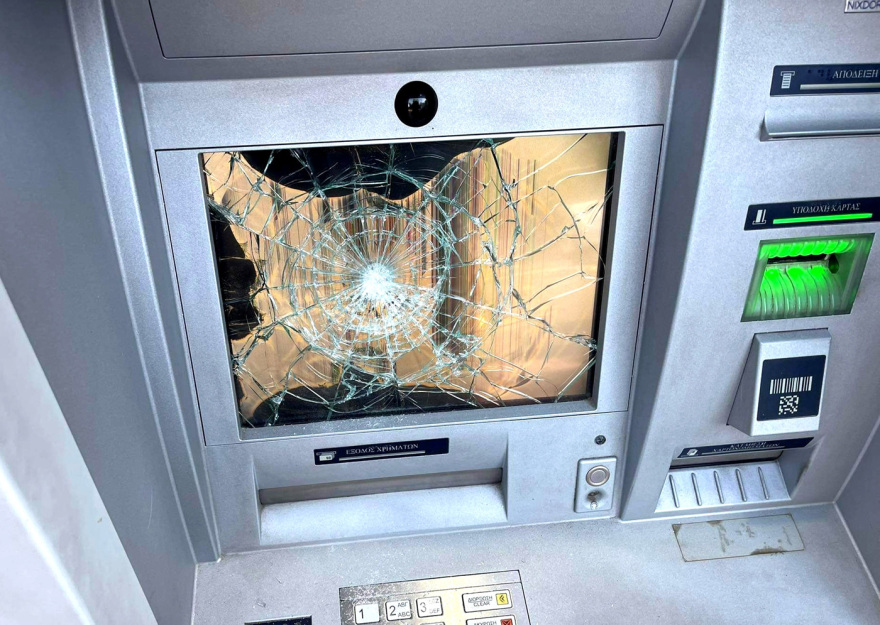 «Βανδαλισμοί» σε υποκατάστημα τράπεζας στο κέντρο της Αθήνας 