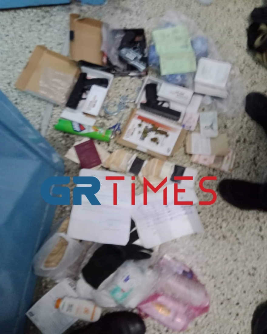 Θεσσαλονίκη: Άστεγος τραυμάτισε αστυνομικό και στην κατοχή του βρέθηκε «οπλοστάσιο» - Δείτε φωτογραφίες