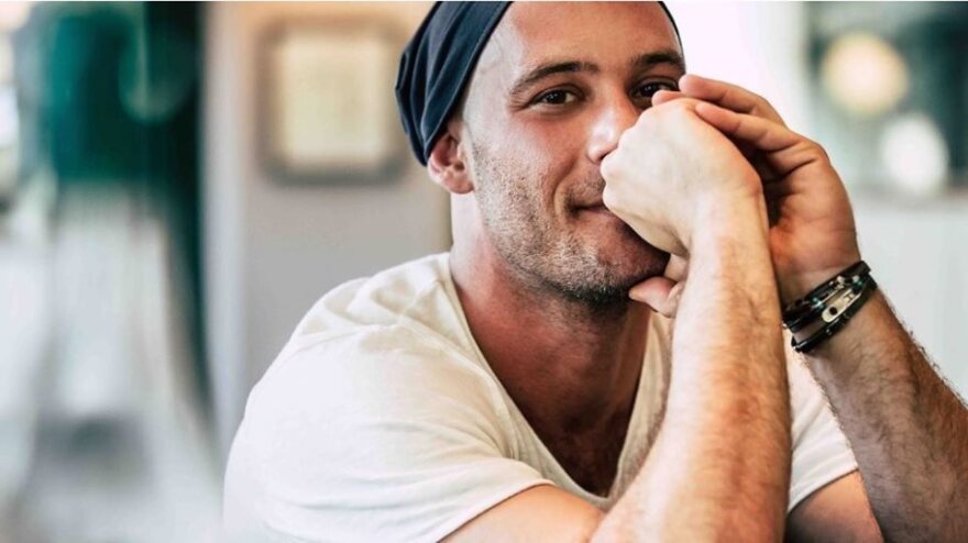 Αντίνοος Αλμπάνης: «Είναι σπουδαίο να γυρίζεις σπίτι, να έχεις μία αγκαλιά και ένα χάδι»  