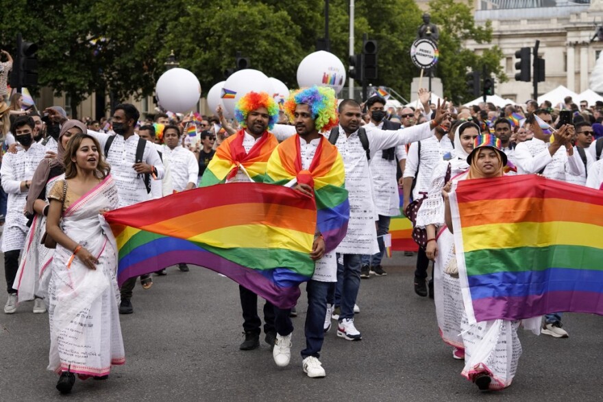 H κοινότητα των ΛΟΑΤΚΙ γιορτάζει στο Λονδίνο τα 50 χρόνια από το πρώτο Pride 