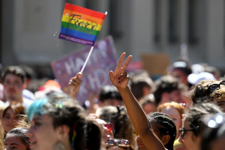 H κοινότητα των ΛΟΑΤΚΙ γιορτάζει στο Λονδίνο τα 50 χρόνια από το πρώτο Pride 