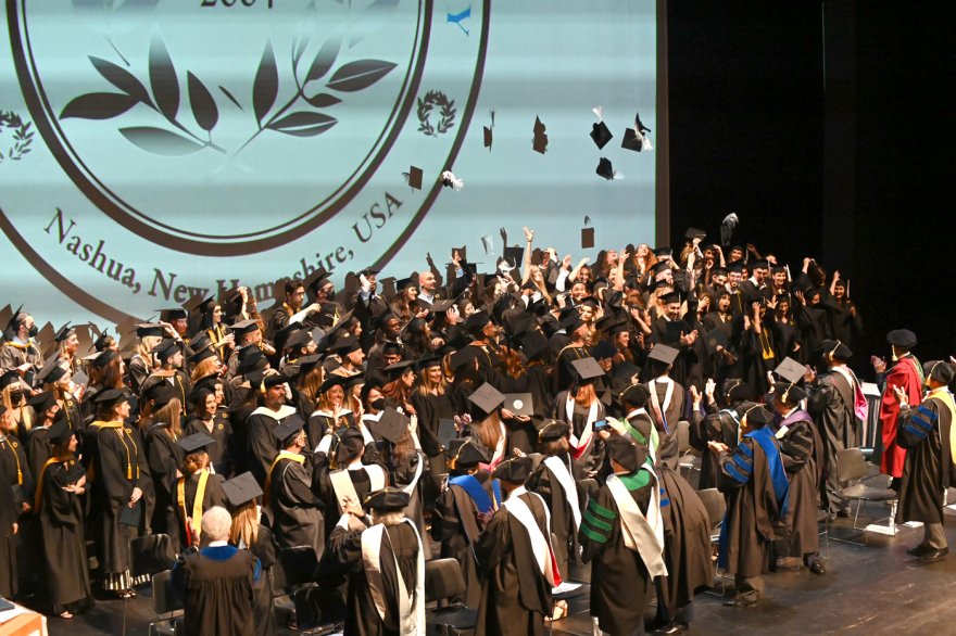 Πλήθος κόσμου στην αποφοίτηση του Hellenic American University στο Μέγαρο Μουσικής