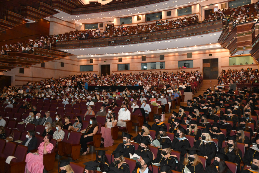 Πλήθος κόσμου στην αποφοίτηση του Hellenic American University στο Μέγαρο Μουσικής