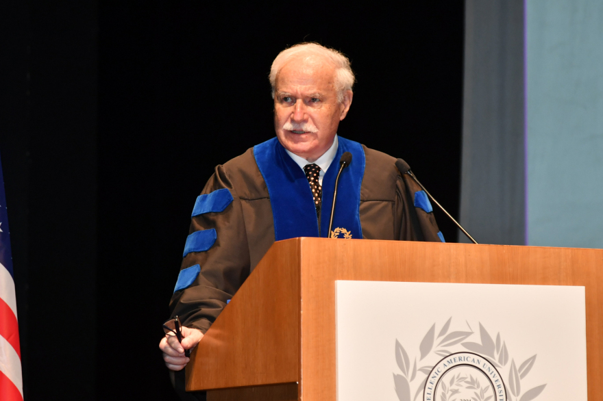 Πλήθος κόσμου στην αποφοίτηση του Hellenic American University στο Μέγαρο Μουσικής