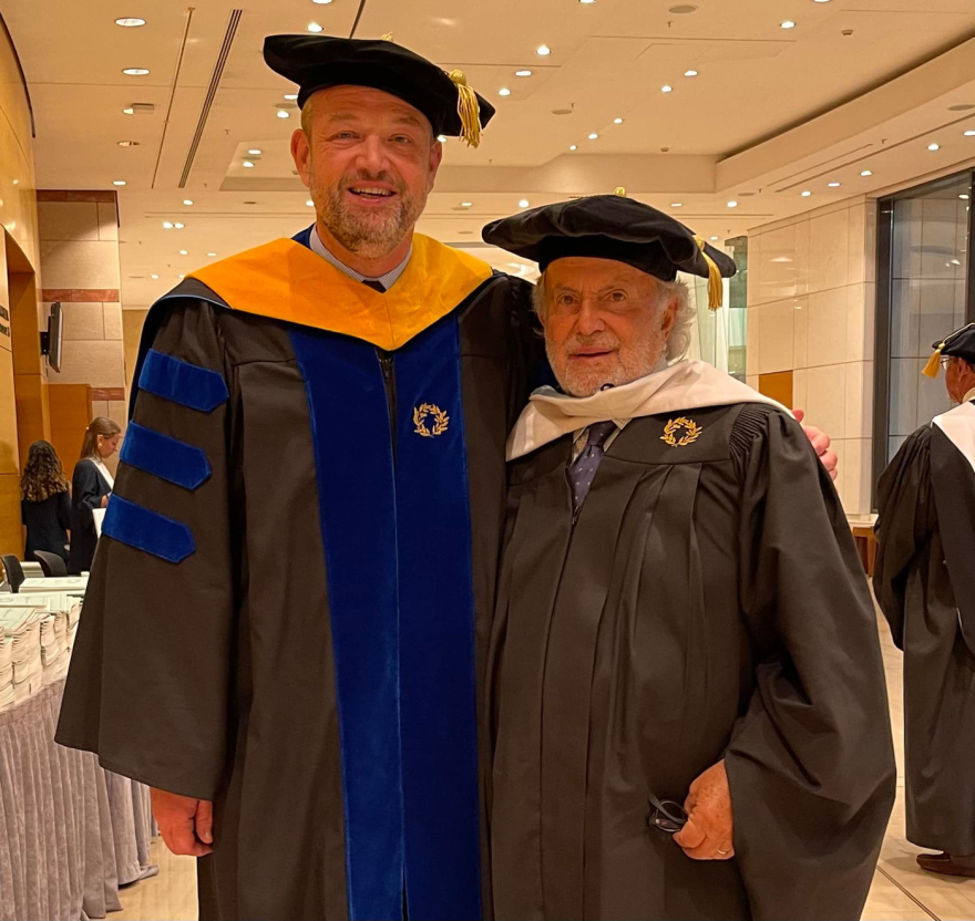 Πλήθος κόσμου στην αποφοίτηση του Hellenic American University στο Μέγαρο Μουσικής