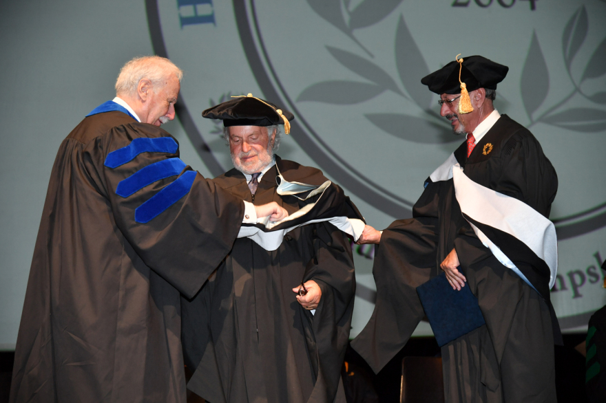 Πλήθος κόσμου στην αποφοίτηση του Hellenic American University στο Μέγαρο Μουσικής