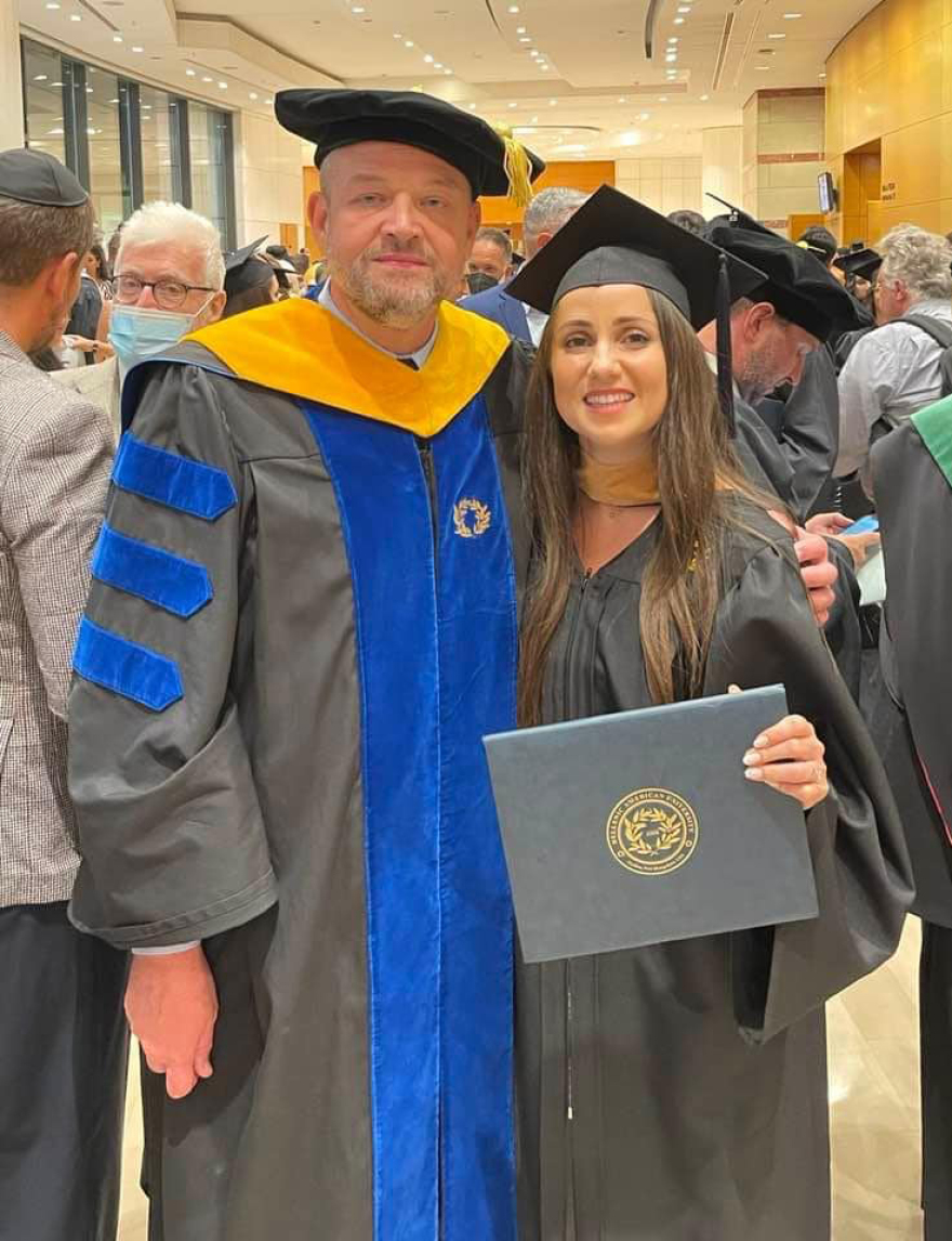 Πλήθος κόσμου στην αποφοίτηση του Hellenic American University στο Μέγαρο Μουσικής