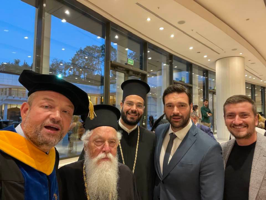 Πλήθος κόσμου στην αποφοίτηση του Hellenic American University στο Μέγαρο Μουσικής