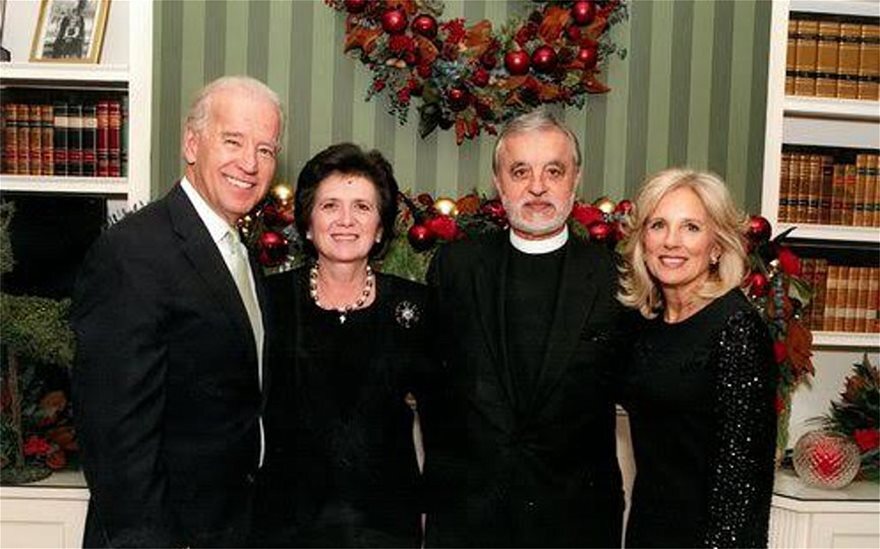 Μπάιντεν - Father Alex: Ο Έλληνας που θα τιμηθεί με το «Προεδρικό Μετάλλιο της Ελευθερίας»