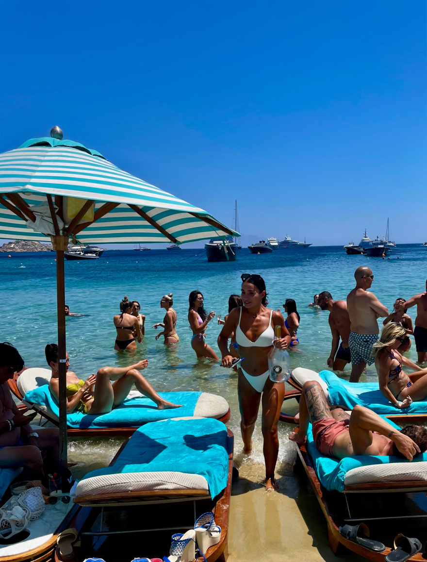 Μύκονος: Οι βουτιές του Σαλάχ, o Βεράτι και η Μις Βενεζουέλα