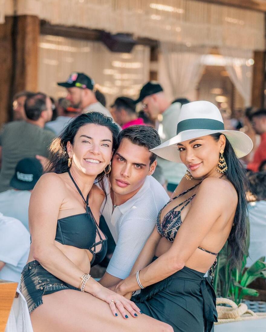 Μύκονος: Οι σταρ του ΝΒΑ, οι τούρτες της Νικόλ, οι selfie του Έρος και τα Miraval με ονοματεπώνυμο