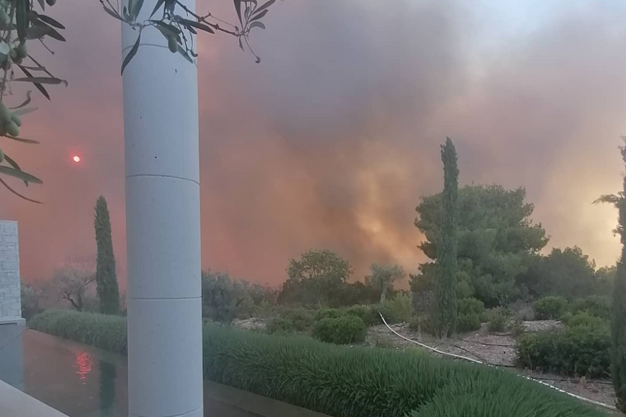 Αργολίδα: Από βραχυκύκλωμα η φωτιά στο Κρανίδι - Συνελήφθησαν δύο άνδρες που έκαναν ρευματοκλοπή από το Amanzoe