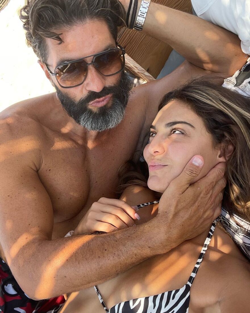 Σπύρος Μαρτίκας - Βρισηίδα Ανδριώτου: Σε τρυφερά τετ-α-τετ στην παραλία