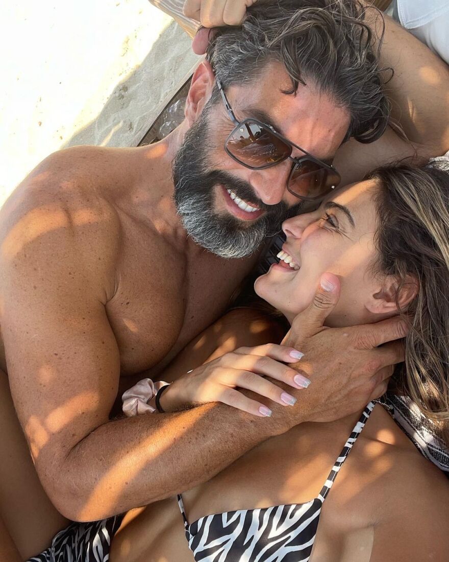 Σπύρος Μαρτίκας - Βρισηίδα Ανδριώτου: Σε τρυφερά τετ-α-τετ στην παραλία