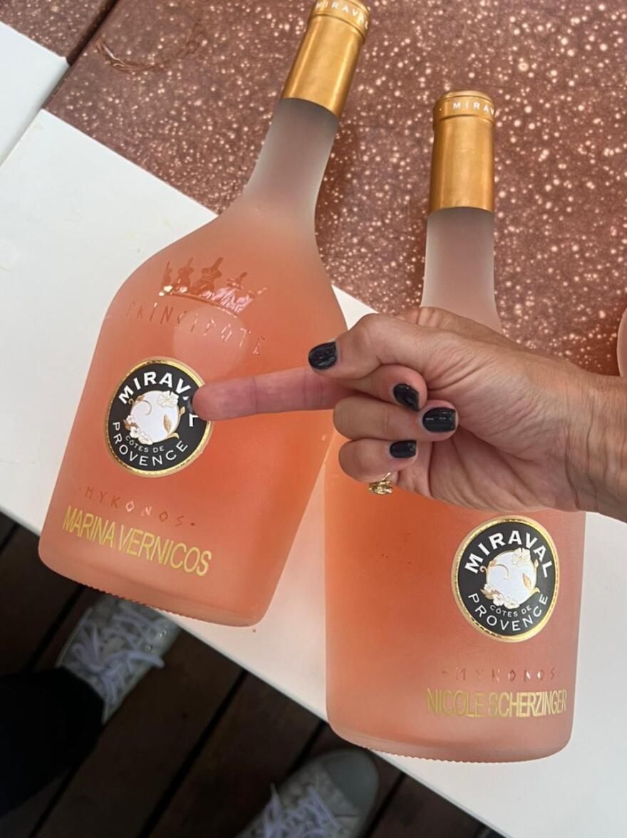 Μύκονος: Οι σταρ του ΝΒΑ, οι τούρτες της Νικόλ, οι selfie του Έρος και τα Miraval με ονοματεπώνυμο