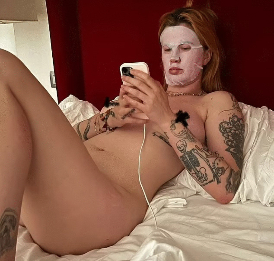  Άιρλαντ Μπάλντουιν: Απαθανατίστηκε εντελώς γυμνή, φορώντας μια χαλαρωτική μάσκα προσώπου