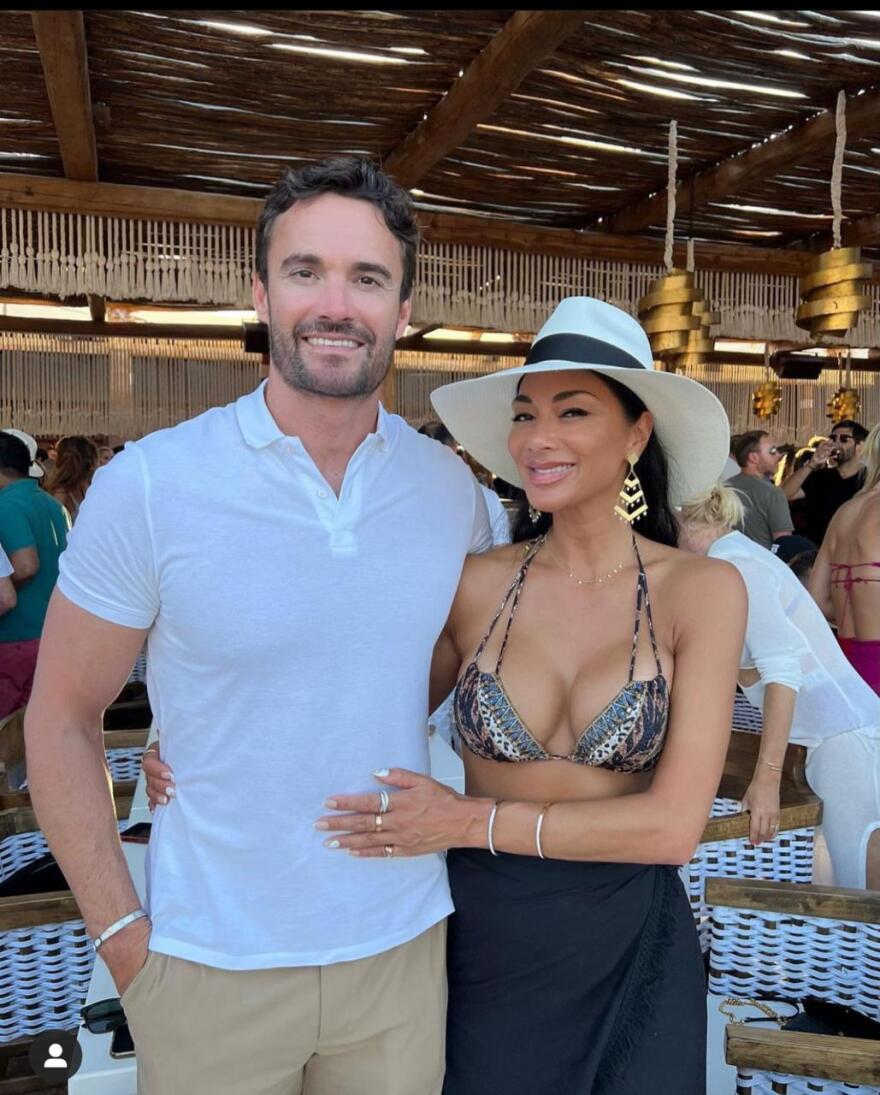 Μύκονος: Οι σταρ του ΝΒΑ, οι τούρτες της Νικόλ, οι selfie του Έρος και τα Miraval με ονοματεπώνυμο