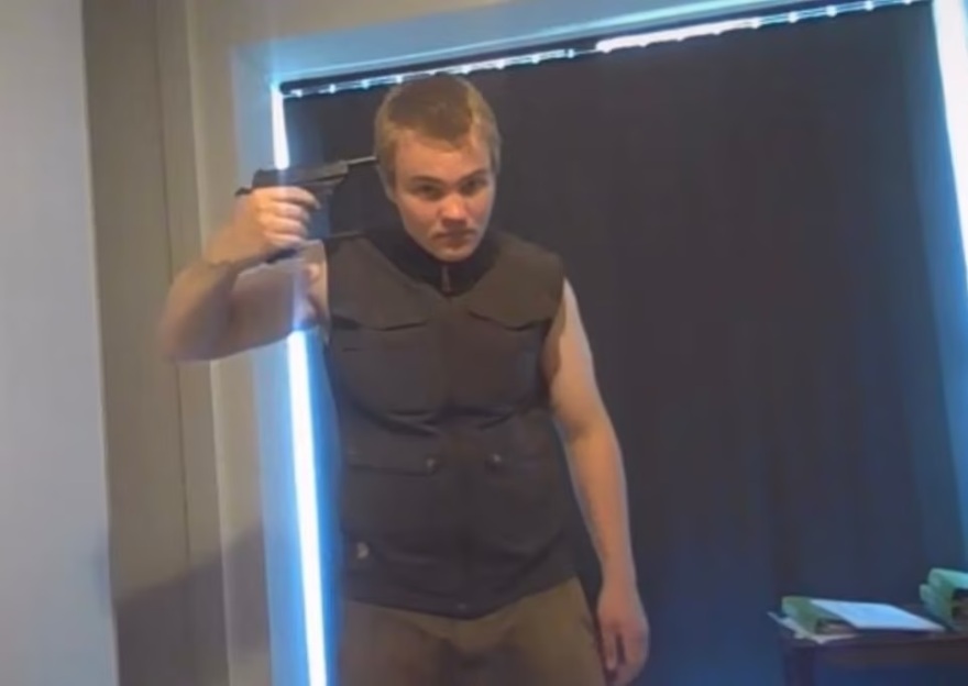 Επίθεση την Κοπεγχάγη: Με το όπλο στον κρόταφο πόζαρε ο 22χρονος που σκόρπισε τον θάνατο σε εμπορικό κέντρο