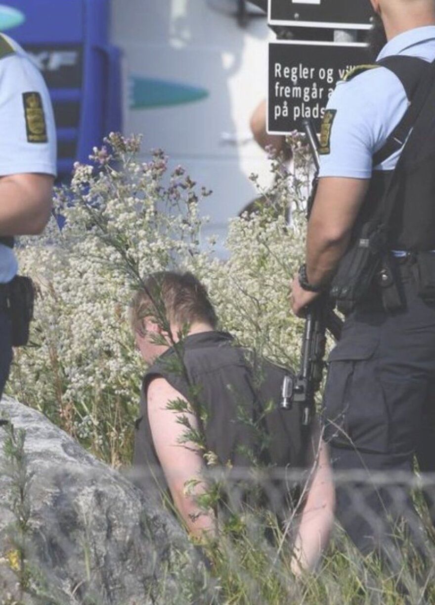 Επίθεση την Κοπεγχάγη: Με το όπλο στον κρόταφο πόζαρε ο 22χρονος που σκόρπισε τον θάνατο σε εμπορικό κέντρο