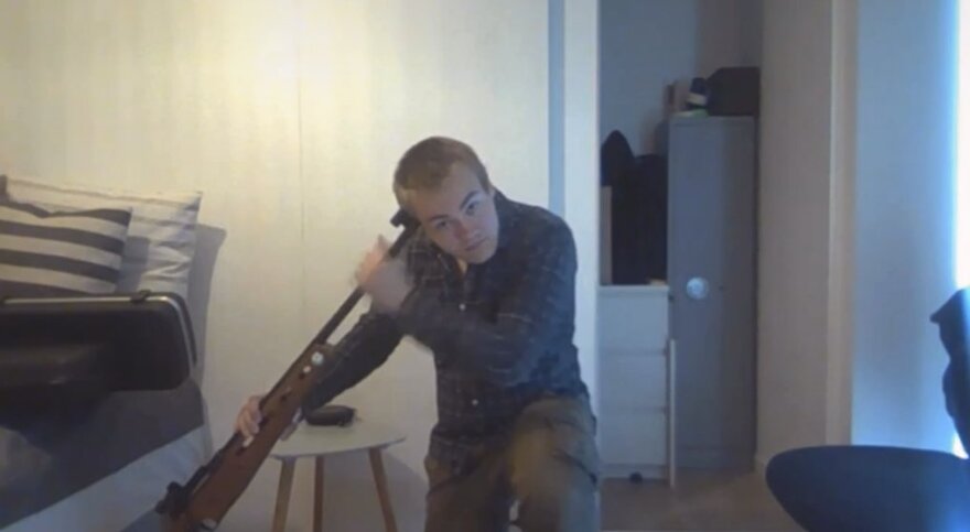 Επίθεση την Κοπεγχάγη: Με το όπλο στον κρόταφο πόζαρε ο 22χρονος που σκόρπισε τον θάνατο σε εμπορικό κέντρο