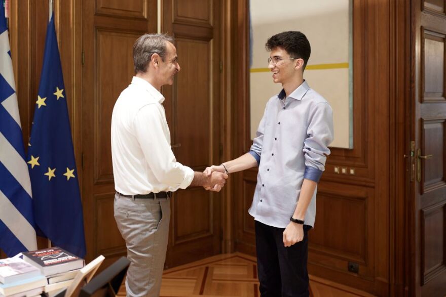 Μητσοτάκης στον Ιρανό αριστούχο των Πανελλαδικών: «Η Ελλάδα είναι μια χώρα ανοιχτή σε όσους θέλουν να ενσωματωθούν»