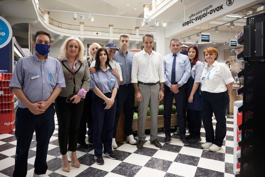 Ψηφιακή κάρτα εργασίας: Ο Μητσοτάκης πήγε σε σούπερ μάρκετ και έστειλε μήνυμα ότι οι εργοδότες δεν θα μπορούν να εκμεταλλεύονται εργαζόμενους