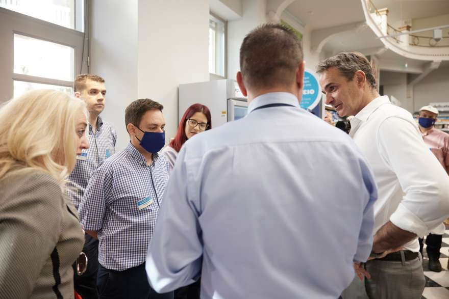 Ψηφιακή κάρτα εργασίας: Ο Μητσοτάκης πήγε σε σούπερ μάρκετ και έστειλε μήνυμα ότι οι εργοδότες δεν θα μπορούν να εκμεταλλεύονται εργαζόμενους