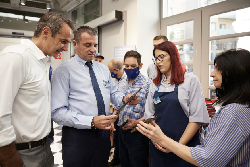 Ψηφιακή κάρτα εργασίας: Ο Μητσοτάκης πήγε σε σούπερ μάρκετ και έστειλε μήνυμα ότι οι εργοδότες δεν θα μπορούν να εκμεταλλεύονται εργαζόμενους