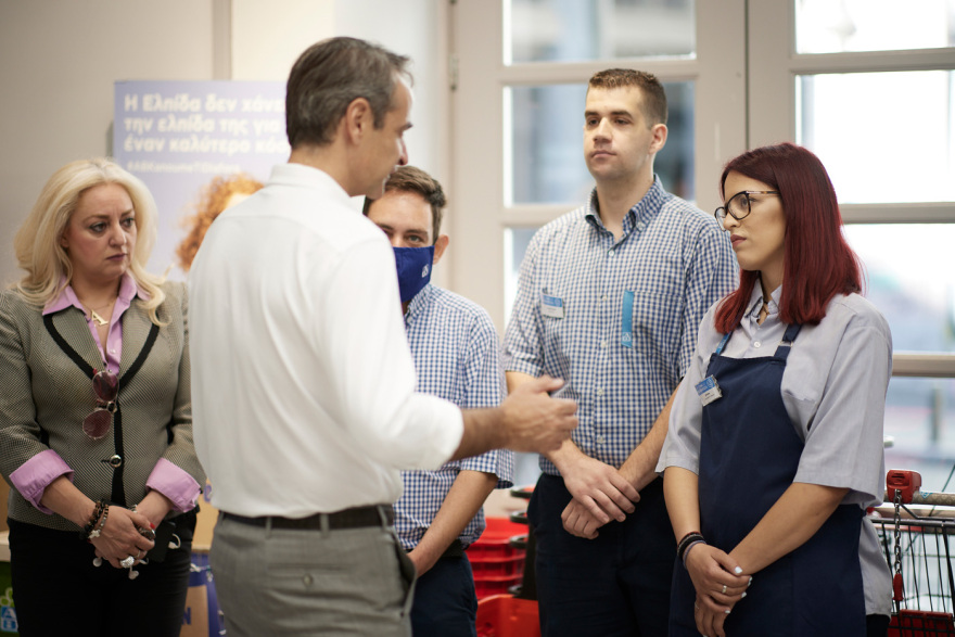 Ψηφιακή κάρτα εργασίας: Ο Μητσοτάκης πήγε σε σούπερ μάρκετ και έστειλε μήνυμα ότι οι εργοδότες δεν θα μπορούν να εκμεταλλεύονται εργαζόμενους
