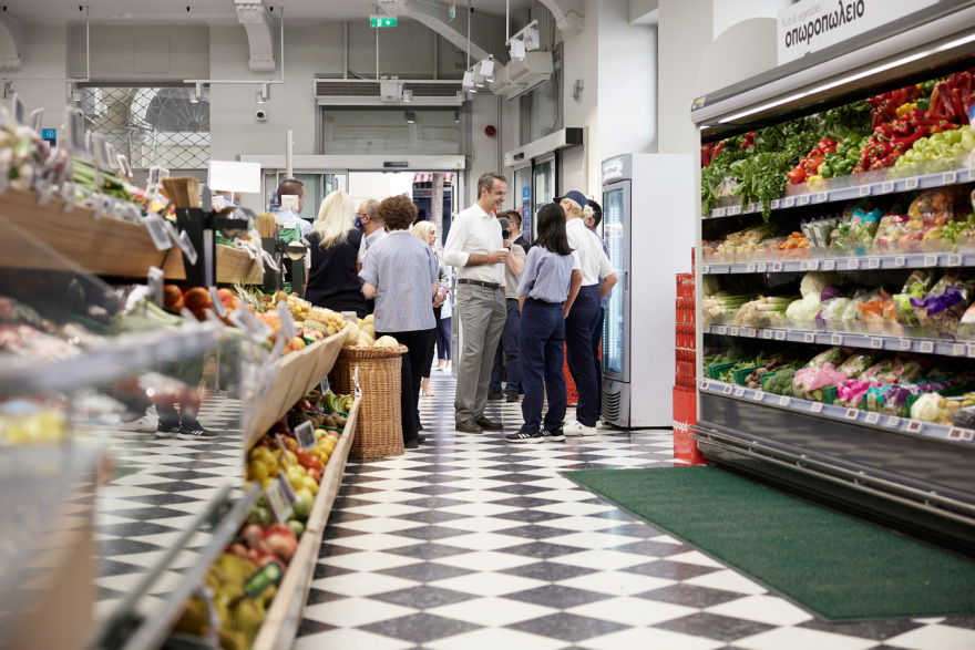 Ψηφιακή κάρτα εργασίας: Ο Μητσοτάκης πήγε σε σούπερ μάρκετ και έστειλε μήνυμα ότι οι εργοδότες δεν θα μπορούν να εκμεταλλεύονται εργαζόμενους