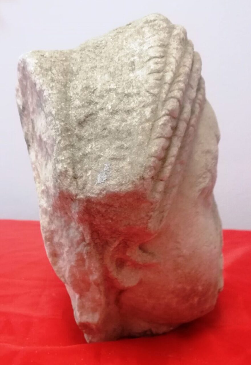 Μαρμάρινη κεφαλή του 2ου αιώνα π.Χ. βρέθηκε μέσα σε διαμέρισμα της Θεσσαλονίκης 