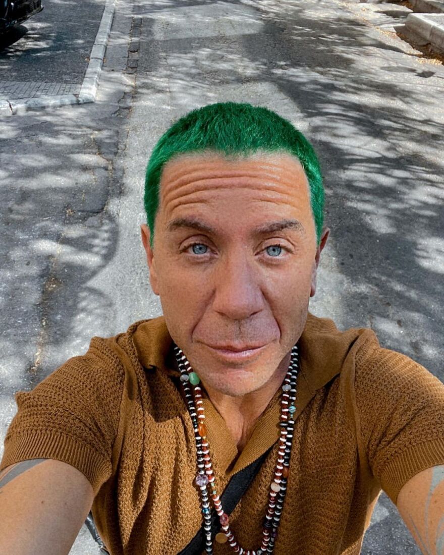 Ο Γιώργος Μαζωνάκης έγινε... πρασινομάλλης