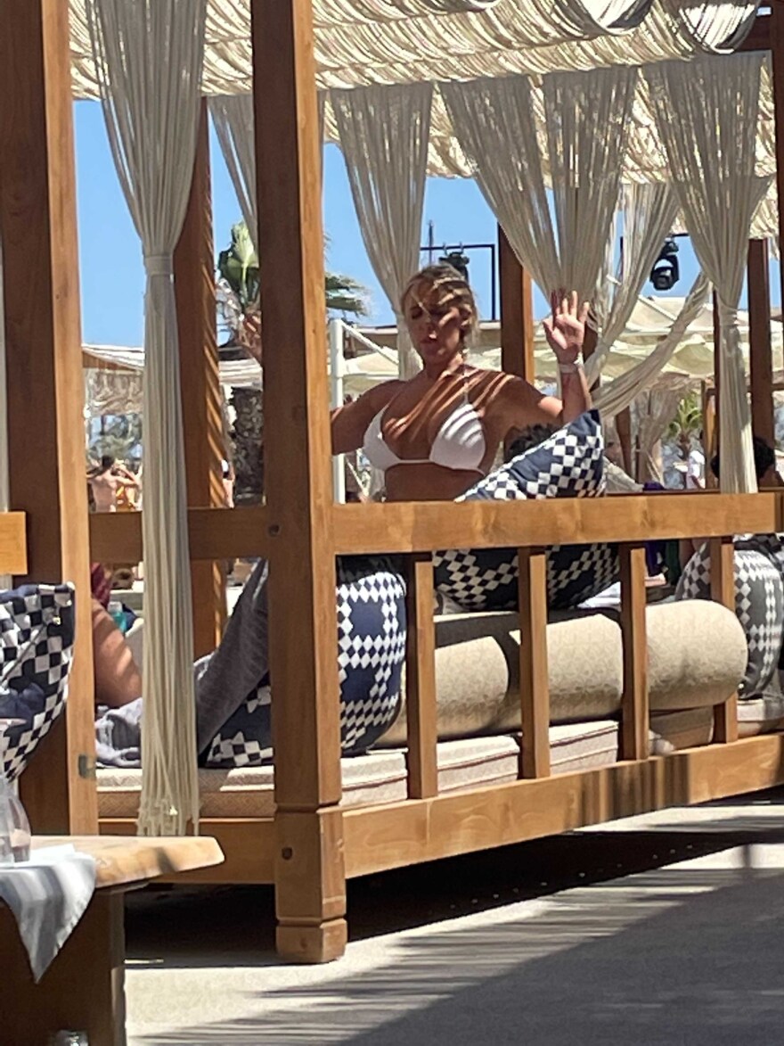 Μύκονος: Ο Νουσρέτ, το ντους με δεκάδες σαμπάνιες στο Nammos και το «ναυάγιο» του Τζέραρντ Μπάτλερ 