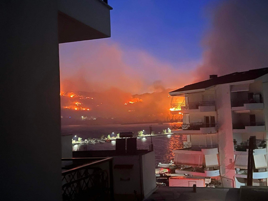 Φωτιές: Πύρινα μέτωπα σε Ιτέα και Κρανίδι - Στη μάχη τα εναέρια μέσα 