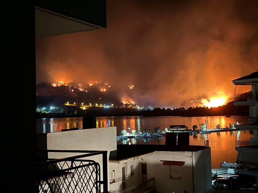 Φωτιές: Πύρινα μέτωπα σε Ιτέα και Κρανίδι - Στη μάχη τα εναέρια μέσα 