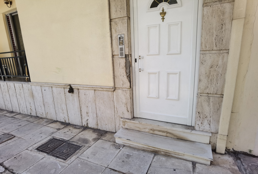 Επεισοδιακή καταδίωξη στο Κερατσίνι - Ξήλωσαν δέντρο, έσπασαν πόρτα σπιτιού και διέφυγαν πεζή