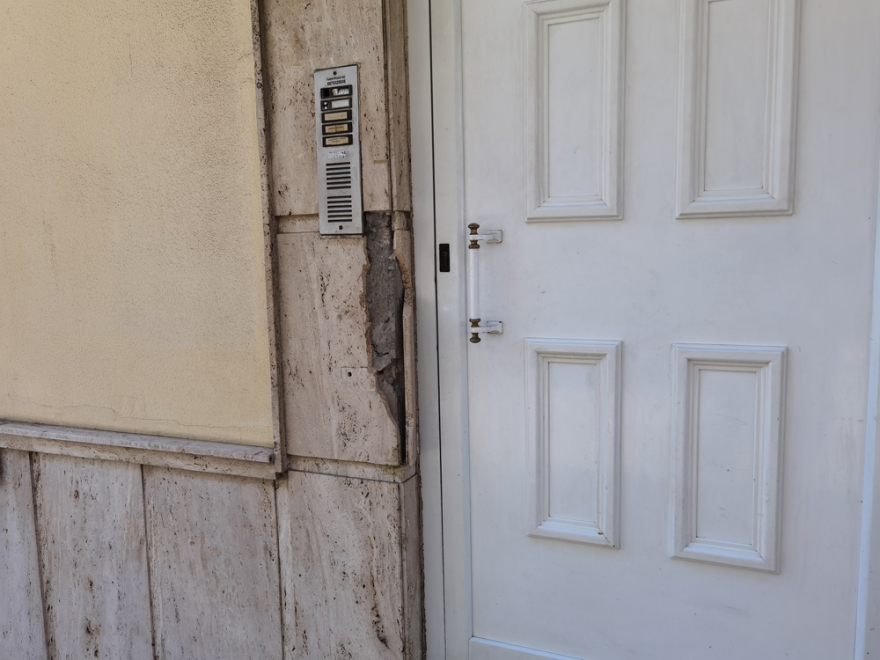 Επεισοδιακή καταδίωξη στο Κερατσίνι - Ξήλωσαν δέντρο, έσπασαν πόρτα σπιτιού και διέφυγαν πεζή