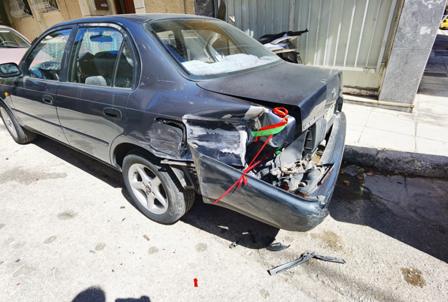 Επεισοδιακή καταδίωξη στο Κερατσίνι - Ξήλωσαν δέντρο, έσπασαν πόρτα σπιτιού και διέφυγαν πεζή