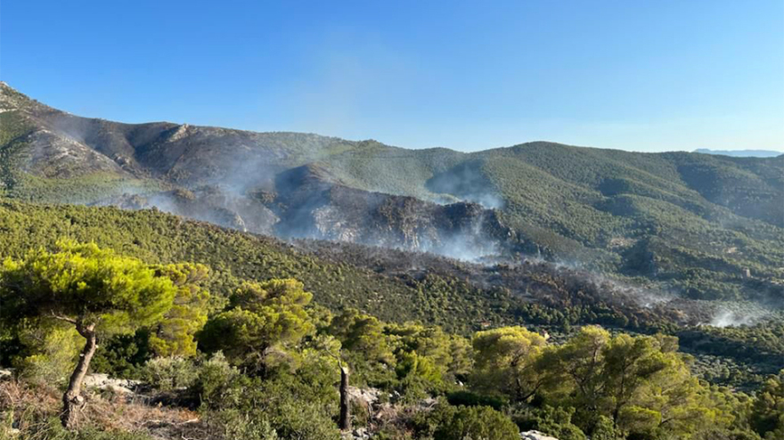 Οριοθετημένη η μεγάλη φωτιά στο Πόρτο Γερμενό - Καίει στο βουνό, έχουν κοπάσει οι άνεμοι