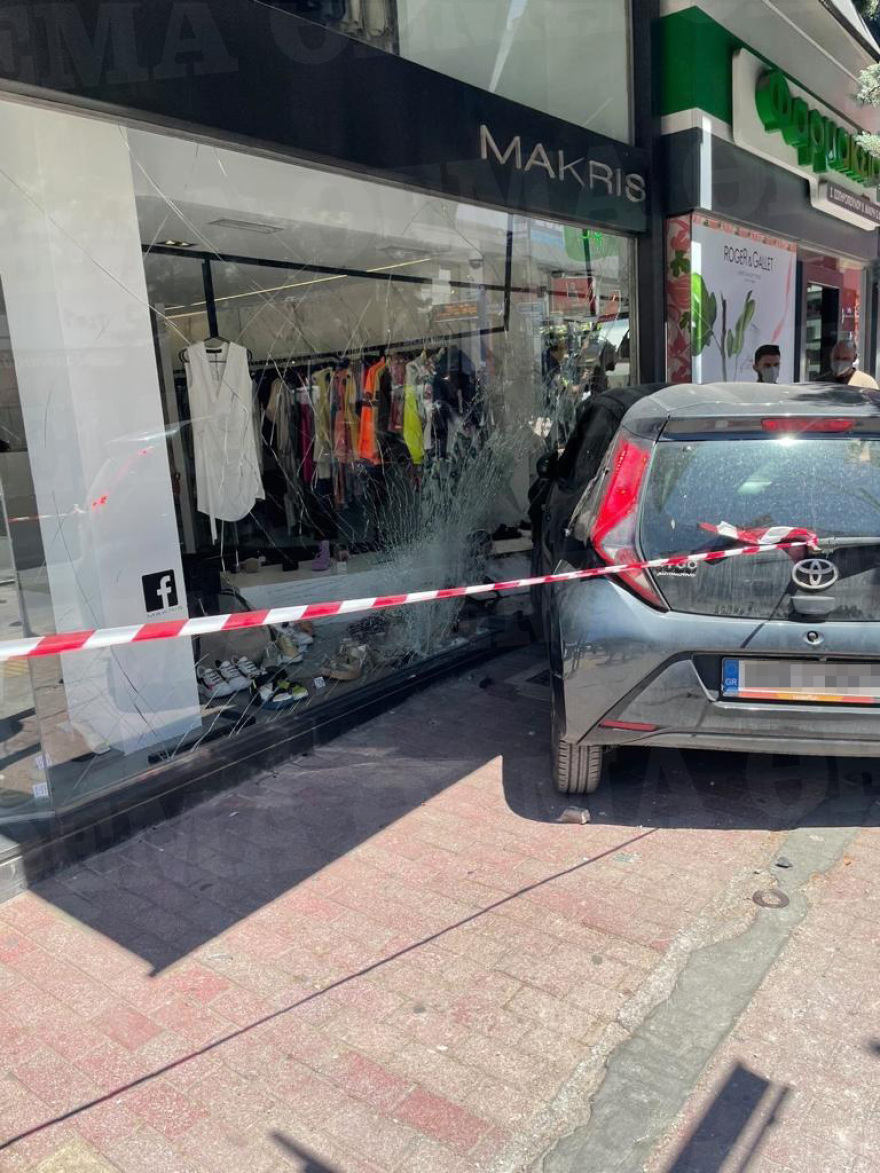 Τρόμος στο Χαλάνδρι: ΙΧ «καρφώθηκε» σε βιτρίνα καταστήματος - Δείτε εικόνες