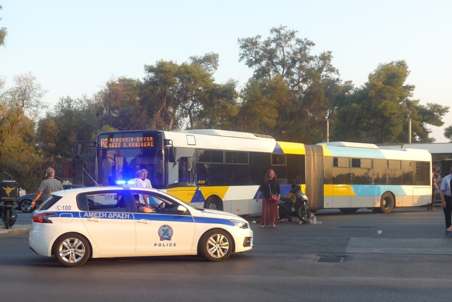 Σοβαρό τροχαίο στην Παραλιακή: Αστικό λεωφορείο συγκρούστηκε με μηχανή