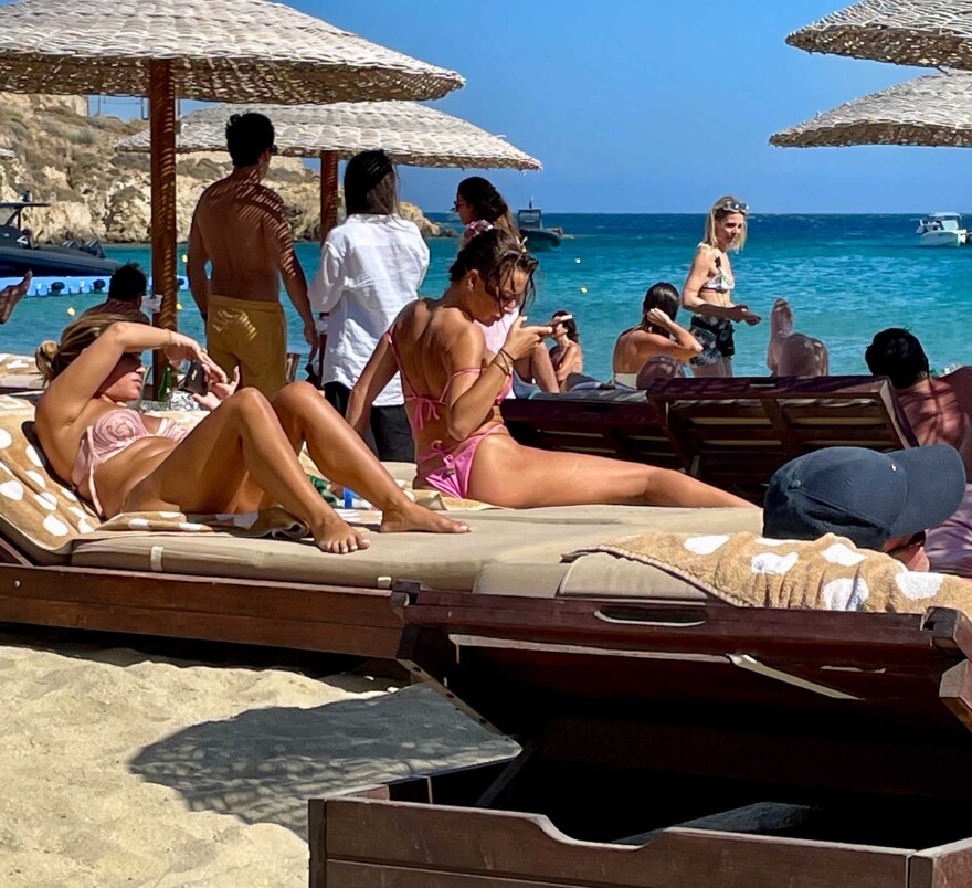 Μύκονος: Ο Ναγκίμπ Σαουίρις, οι πτήσεις των 5.000 ευρώ και οι τρελοί λογαριασμοί 