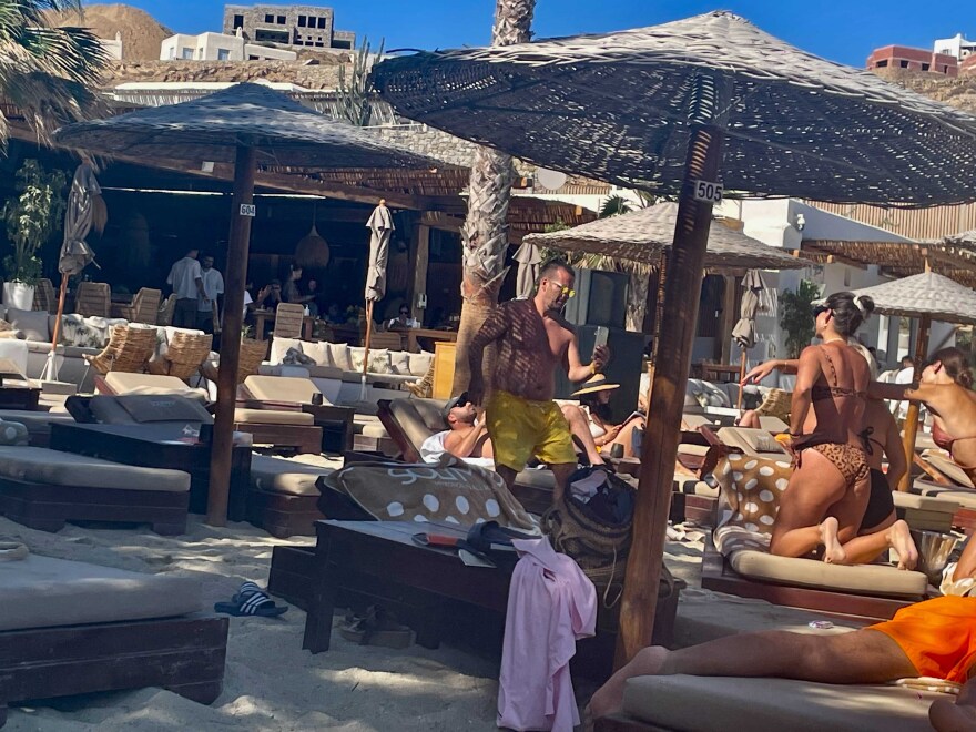 Μύκονος: Ο Ναγκίμπ Σαουίρις, οι πτήσεις των 5.000 ευρώ και οι τρελοί λογαριασμοί 