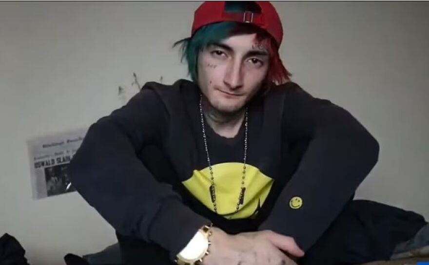 Μακελειό στο Ιλινόις: Στη δημοσιότητα φωτογραφία του 21χρονου δράστη μεταμφιεσμένου σε γυναίκα μετά την επίθεση