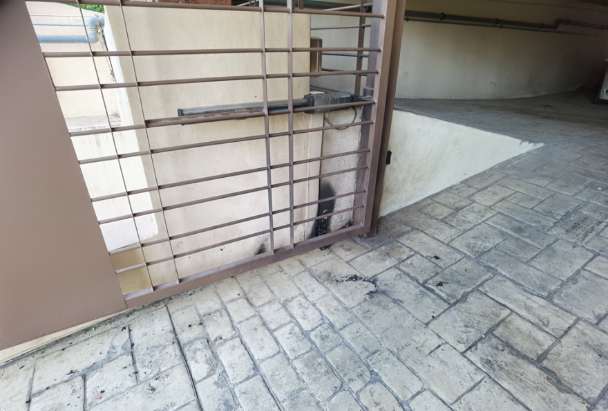 Επίθεση με γκαζάκια τα ξημερώματα στο σπίτι του Μπάμπη Παπαδημητρίου στο Μετς