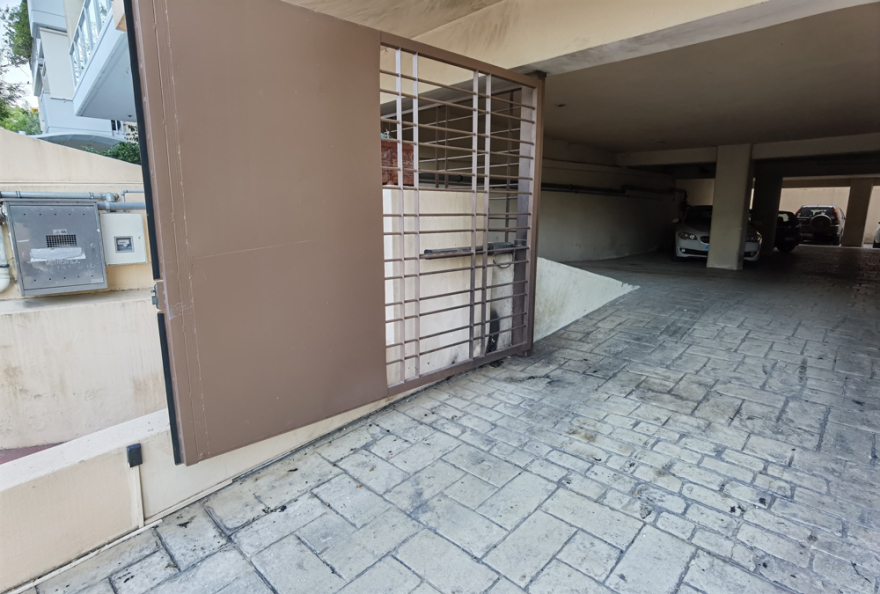 Επίθεση με γκαζάκια τα ξημερώματα στο σπίτι του Μπάμπη Παπαδημητρίου στο Μετς