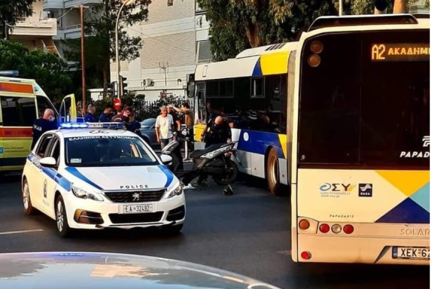 Σοβαρό τροχαίο στην Παραλιακή: Αστικό λεωφορείο συγκρούστηκε με μηχανή